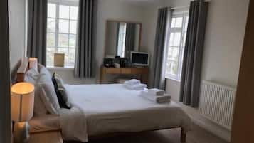 Double Room (Sea View) | Egyptian cotton sheets, desk, iron/ironing board, WiFi