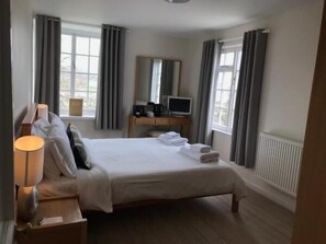 Double Room (Sea View) | Egyptian cotton sheets, desk, iron/ironing board, WiFi - Mariners Hotel (Lyme Regis)