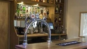Bar (trong khuôn viên)