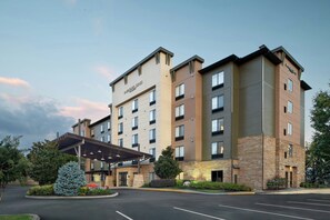A multi-story hotel with a covered entrance and a landscaped area with a Christmas tree. - SpringHill Suites by Marriott Pigeon Forge (Pigeon Forge)