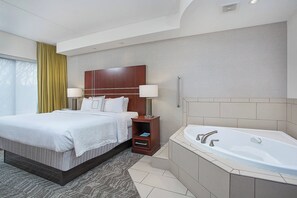 Una piscina techada, una piscina al aire libre de temporada