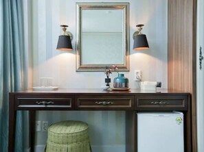 Edredones de plumas, caja fuerte, mobiliario individual y escritorio