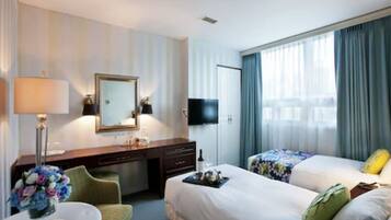 Deluxe-værelse med 2 enkeltsenge | Dundyner, pengeskab på værelset, individuel indretning, skrivebord