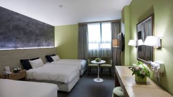 Værelse til 3 personer | Dundyner, pengeskab på værelset, individuel indretning, skrivebord