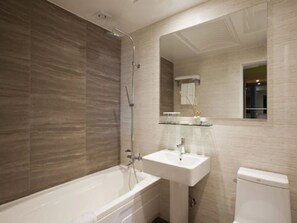 Separate tub and shower, deep soaking tub, free toiletries, hair dryer - Central Tourist Hotel (Seoul)