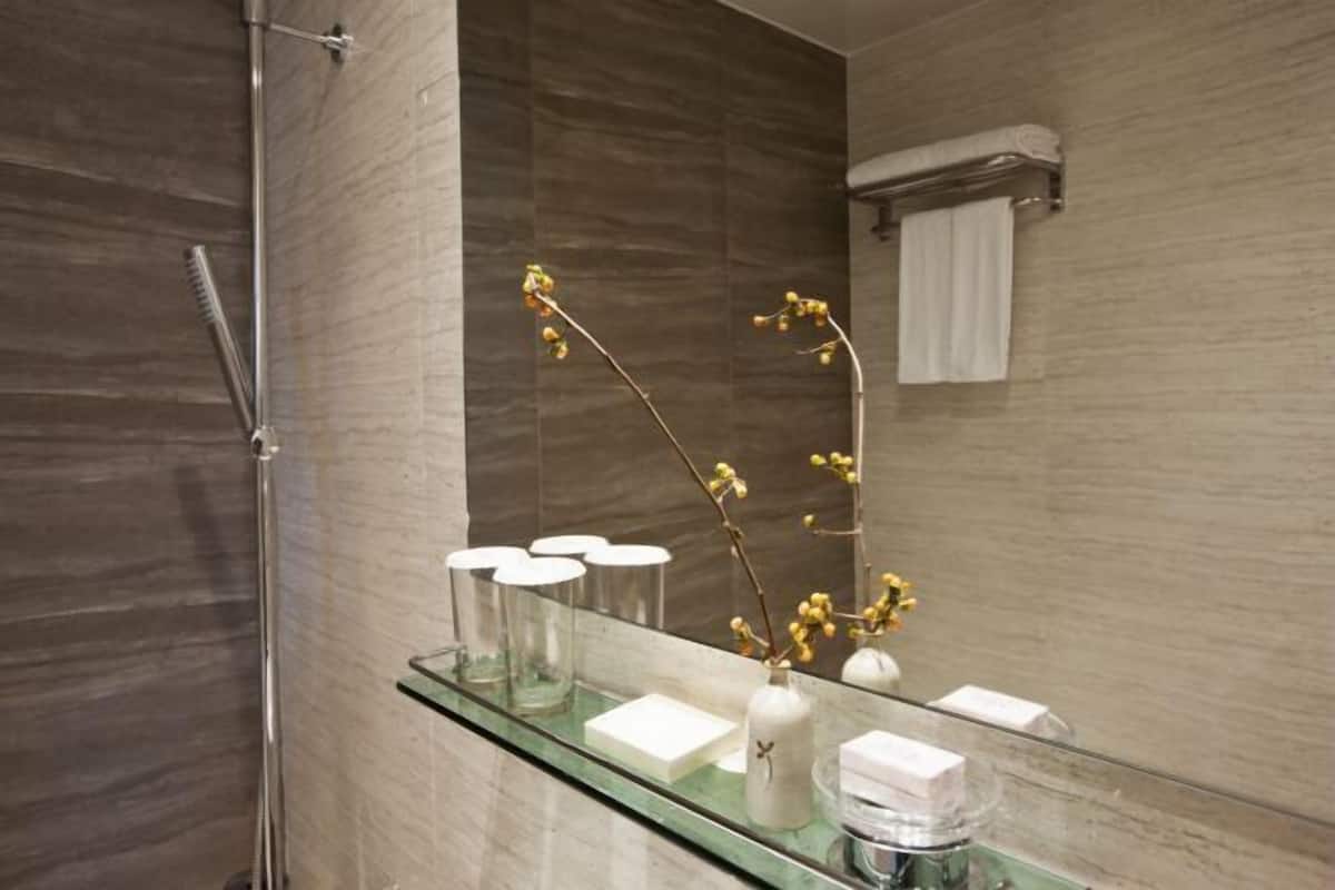 Baignoire et douche séparées, baignoire relaxante profonde
