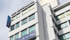 A multi-story hotel with a sign for 'Central Tourist Hotel' and 'Wooribank' on the facade. - Central Tourist Hotel (Seoul)