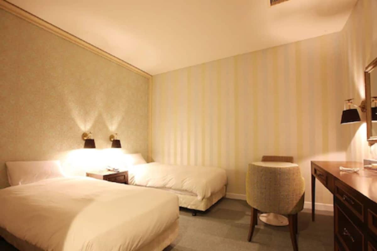 Standard Twin Room, No Windows