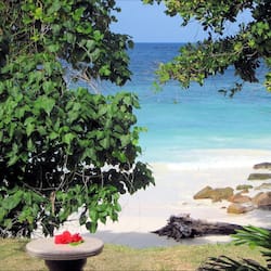 Plage, sable blanc, chaises longues, parasols