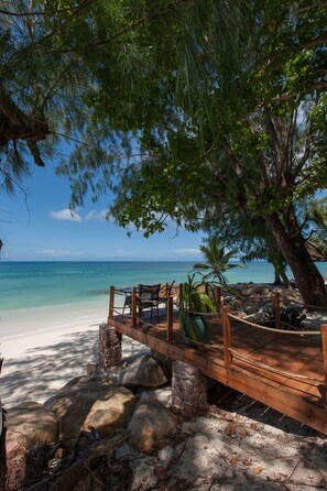 On the beach, white sand, sun loungers, beach umbrellas - Castello Beach Hotel (Praslin Island)