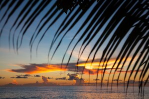 On the beach, white sand, sun loungers, beach umbrellas - Castello Beach Hotel (Praslin Island)
