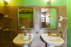 Artículos de tocador de diseñador, secador de pelo, batas, pantuflas