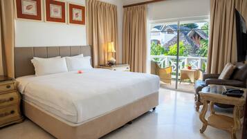 Standaard kamer | Een minibar, een kluis op de kamer, een bureau, een laptopwerkplek