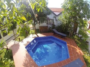 Inomhuspool och utomhuspool