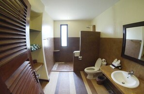 Svit | Badrum | Dusch, regndusch, gratis toalettartiklar och hårtork