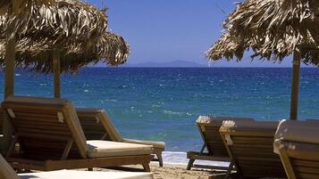 Privat strand, solstolar, parasoller och strandhanddukar