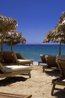 Playa privada, tumbonas, sombrillas y toallas de playa