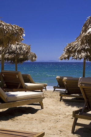 Playa privada, camastros, sombrillas y toallas de playa