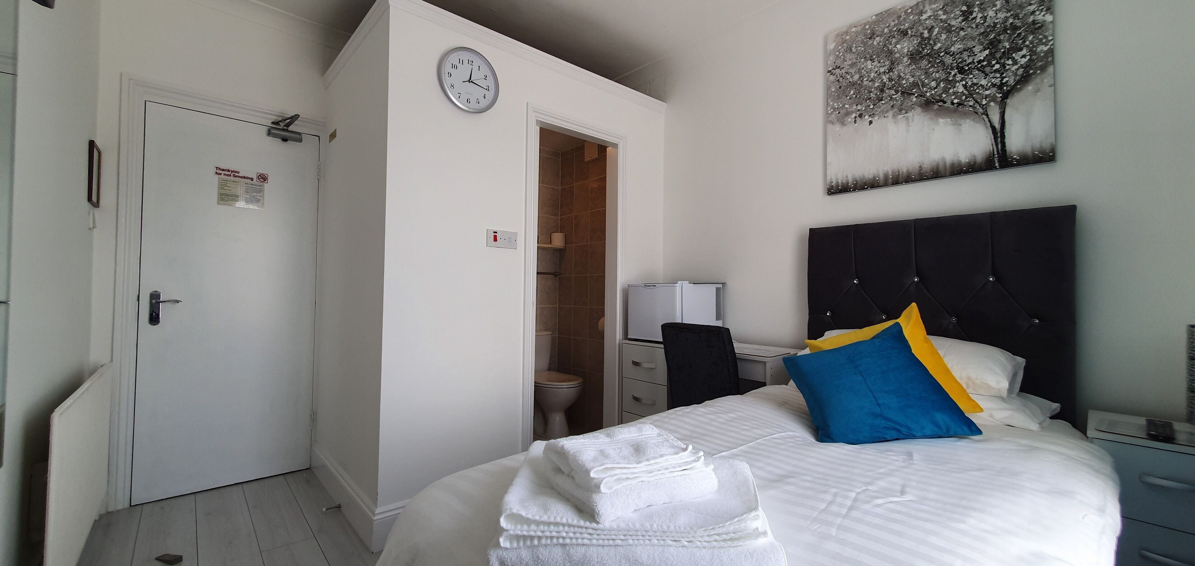 Basic Double Room, Ensuite, Garden View