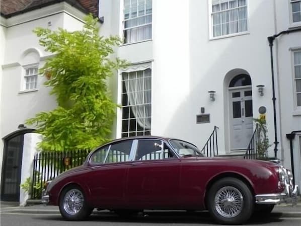 Exterior - The White House (Canterbury)
