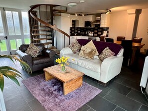 Cottage, salle de bains attenante, vue montagne (Two Bedroom) | Bar lounge