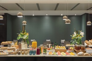 A buffet with a variety of food items and beverages, including fruits, pastries, and drinks. - NH Buenos Aires Tango (Buenos Aires)