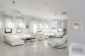 Interior entrance - La Mer Deluxe Hotel & Spa - Adults only (Santorini)