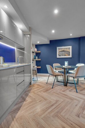 Liberty Suite | In-room safe, desk, iron/ironing board, free WiFi - Roomzzz Leeds City (Leeds)