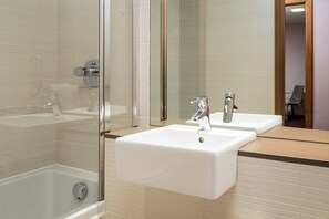 Articles de toilette de luxe, sèche-cheveux, serviettes fournies