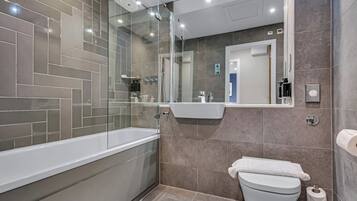 Liberty Suite | Bagno | Set di cortesia firmato, asciugacapelli, asciugamani