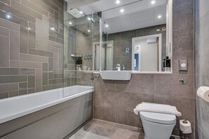 Bathroom - Roomzzz Leeds City (Leeds)