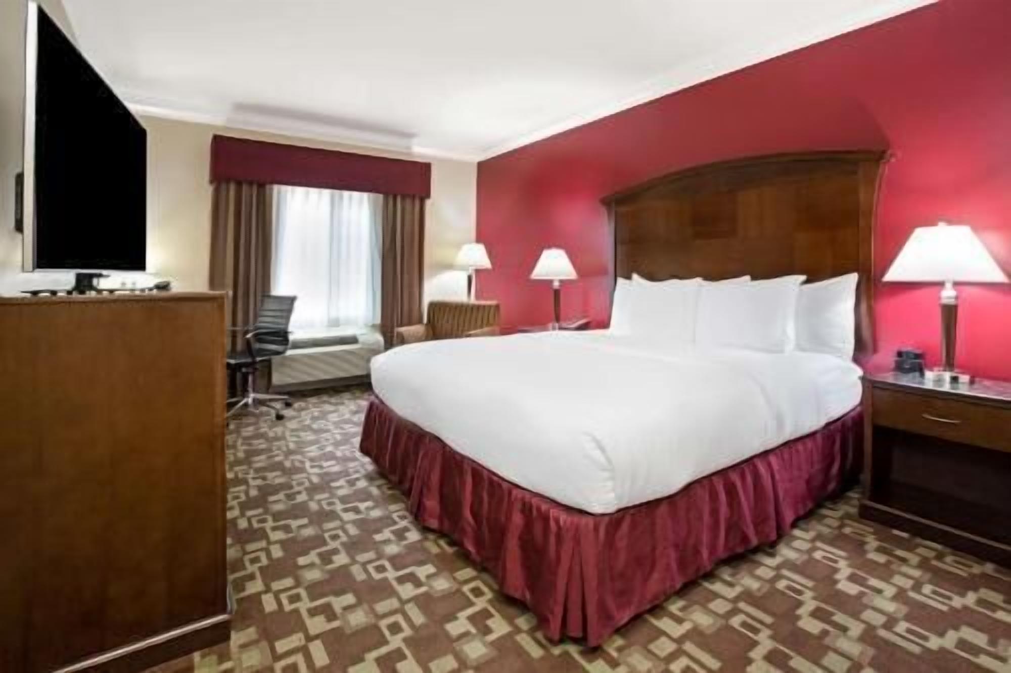 Premium bedding, desk, iron/ironing board, free WiFi