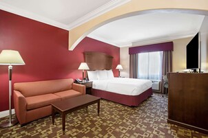 套房, 1 张特大床, 无烟房 | 高档床上用品、办公桌、熨斗/熨衣板、免费 WiFi