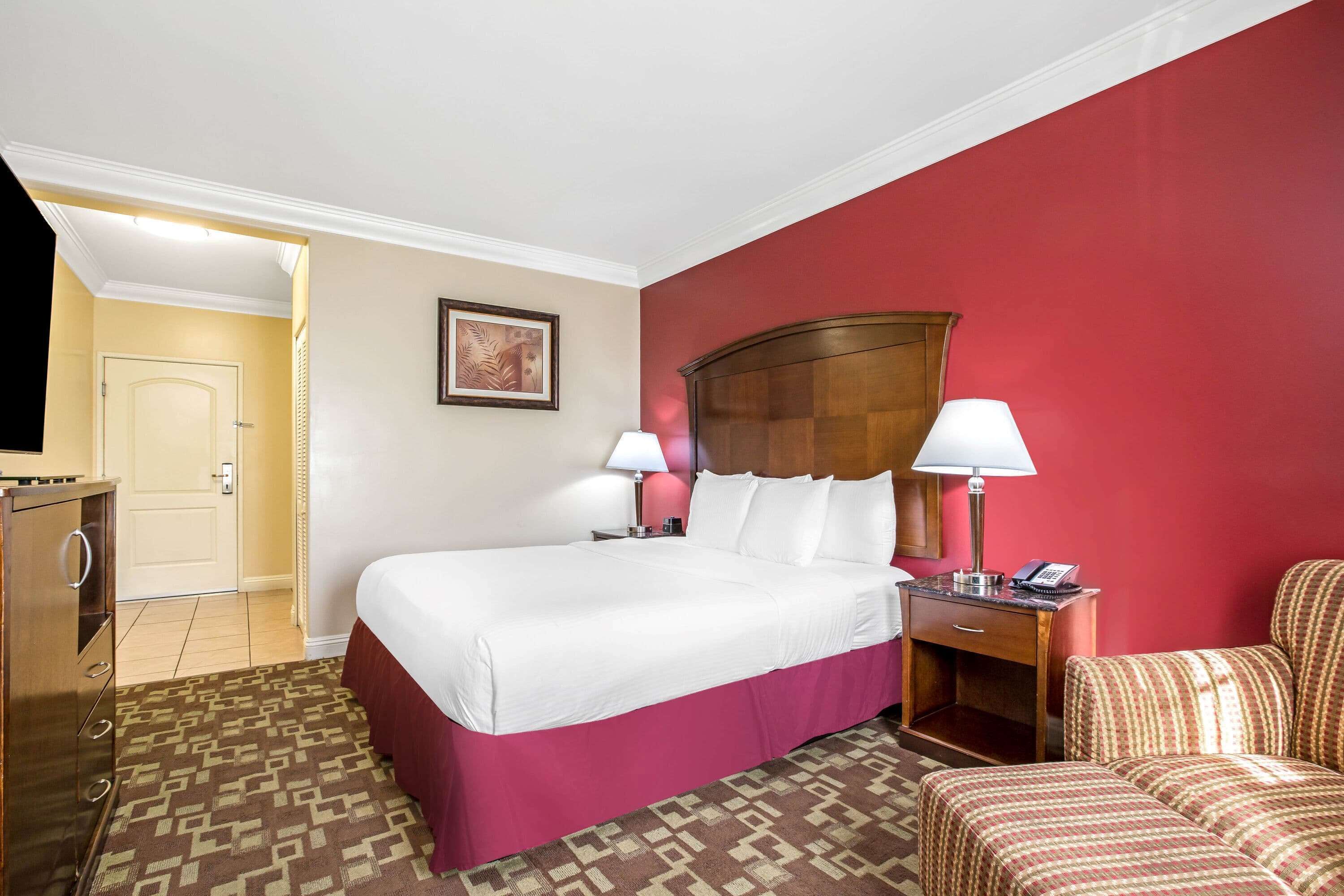 Premium bedding, desk, iron/ironing board, free WiFi
