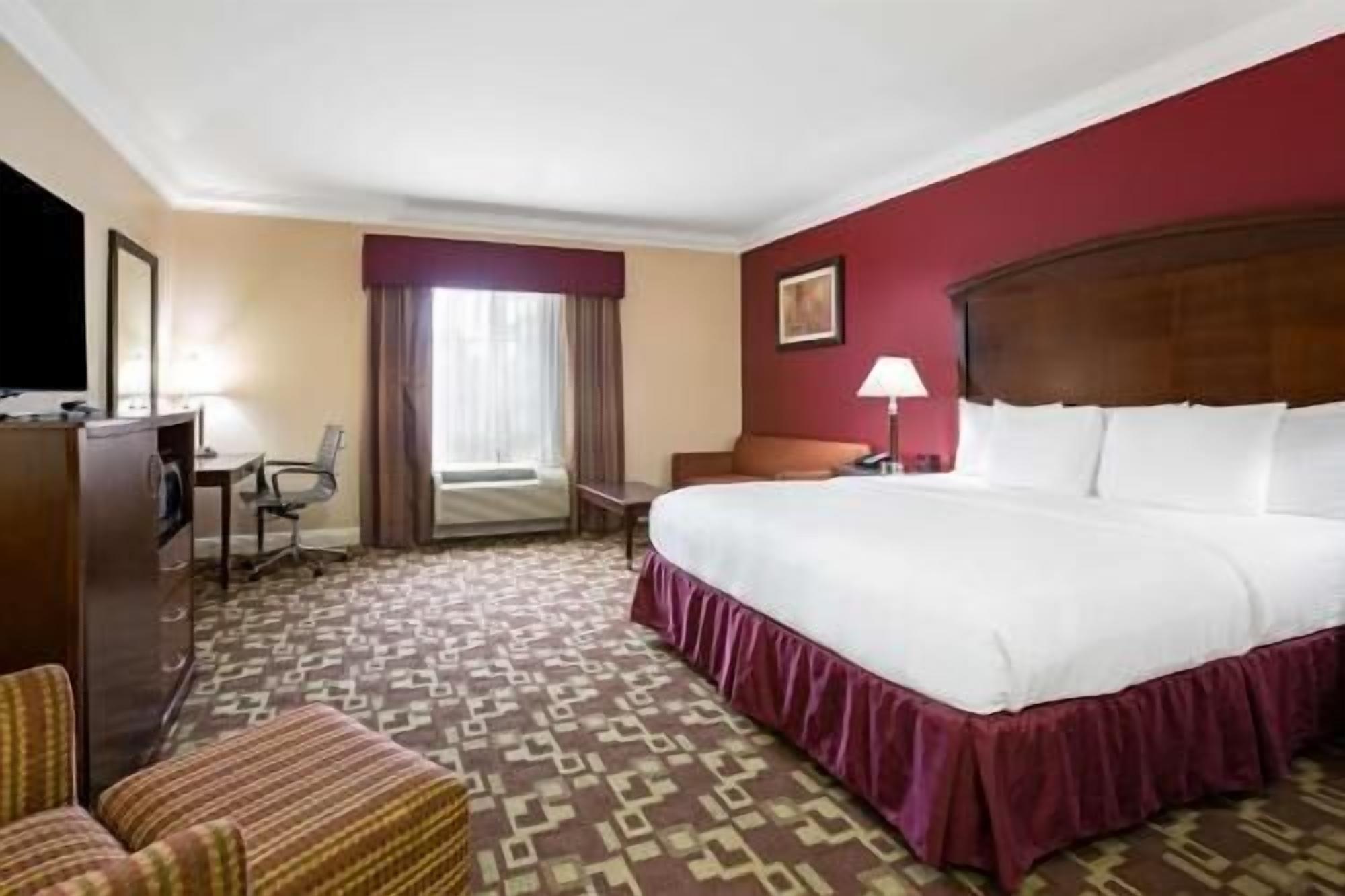 Premium bedding, desk, iron/ironing board, free WiFi