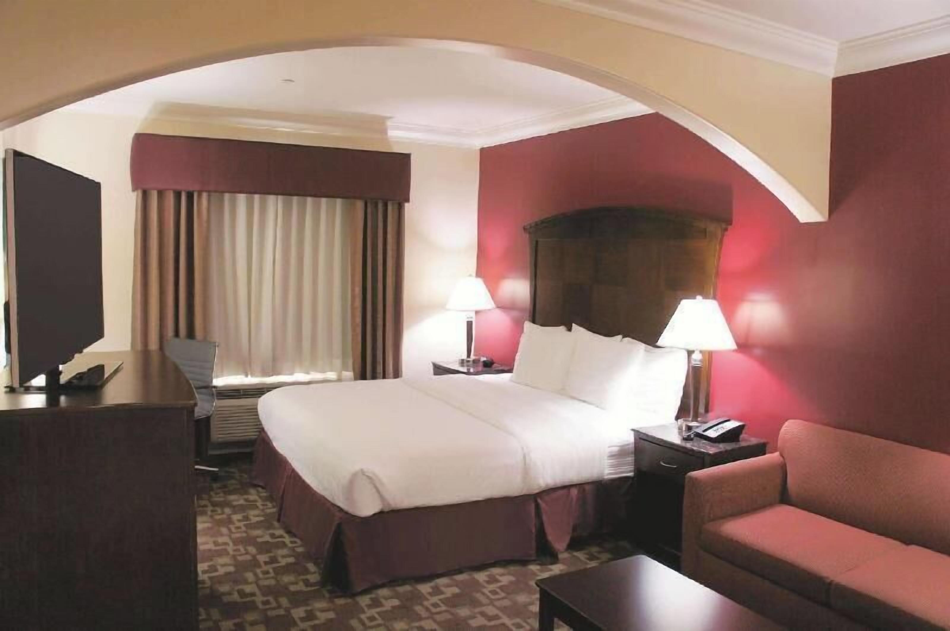 Premium bedding, desk, iron/ironing board, free WiFi