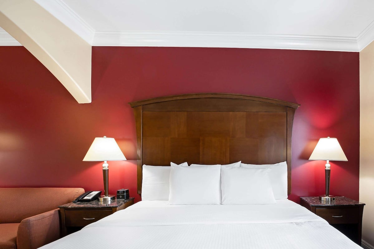 Premium bedding, desk, iron/ironing board, free WiFi