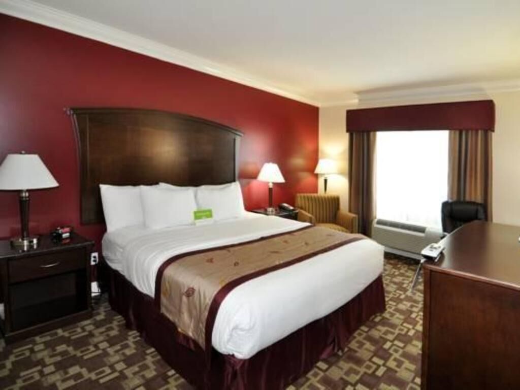 Premium bedding, desk, iron/ironing board, free WiFi