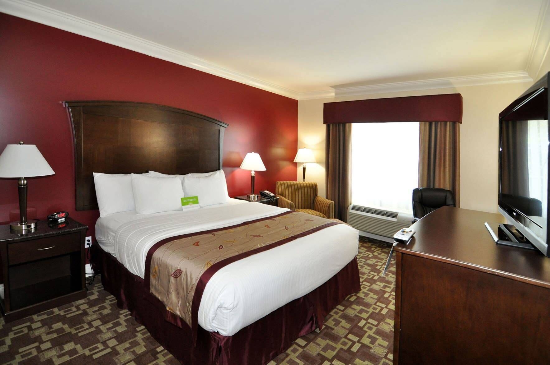 Premium bedding, desk, iron/ironing board, free WiFi