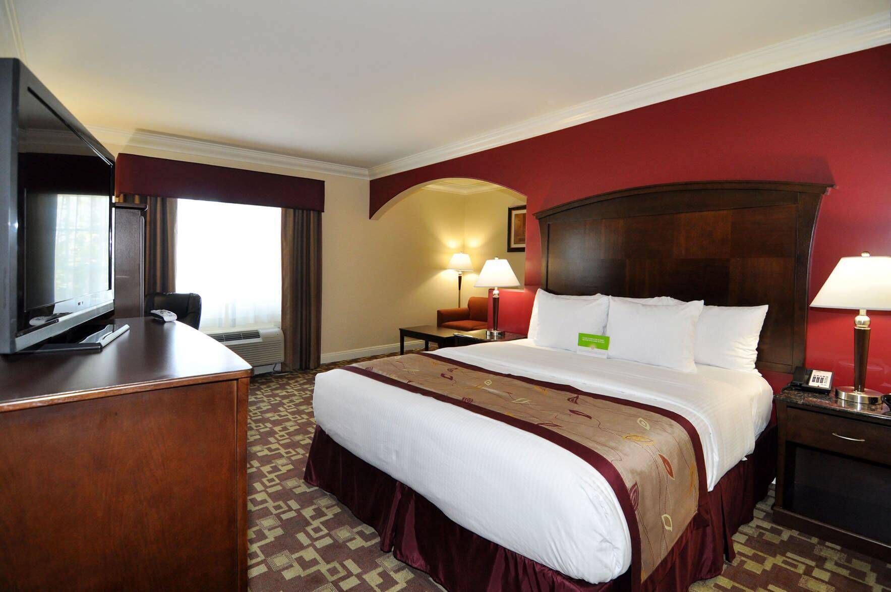 Premium bedding, desk, iron/ironing board, free WiFi