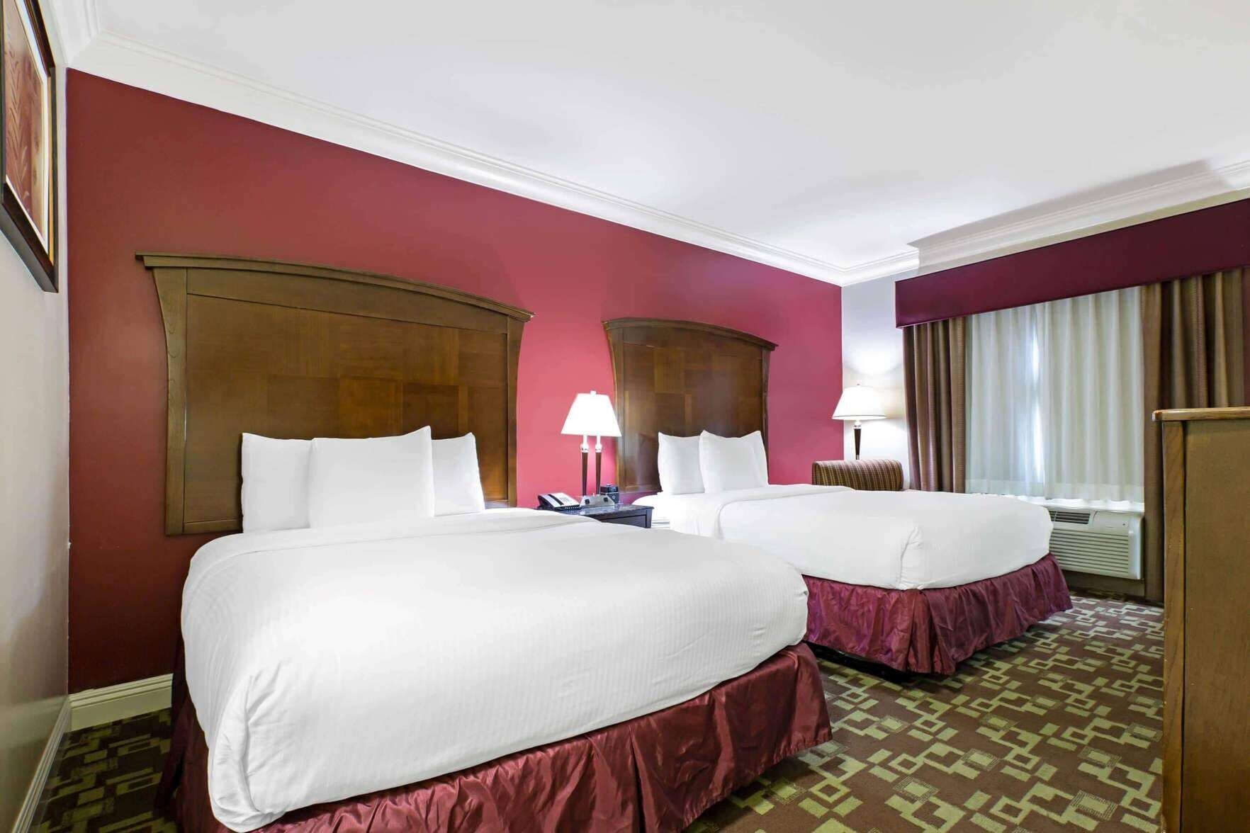 Premium bedding, desk, iron/ironing board, free WiFi