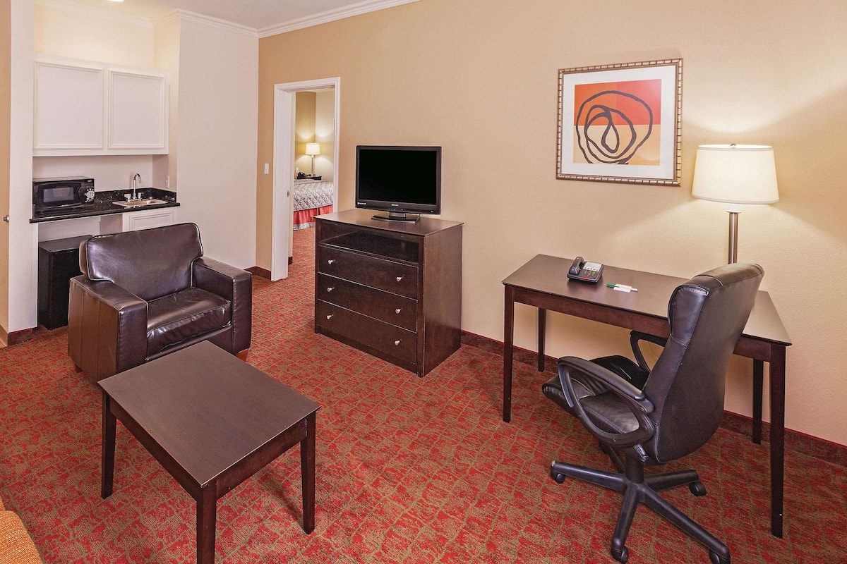 Suite, 1 kingsize bed | Een bureau, verduisterende gordijnen, een strijkplank/strijkijzer