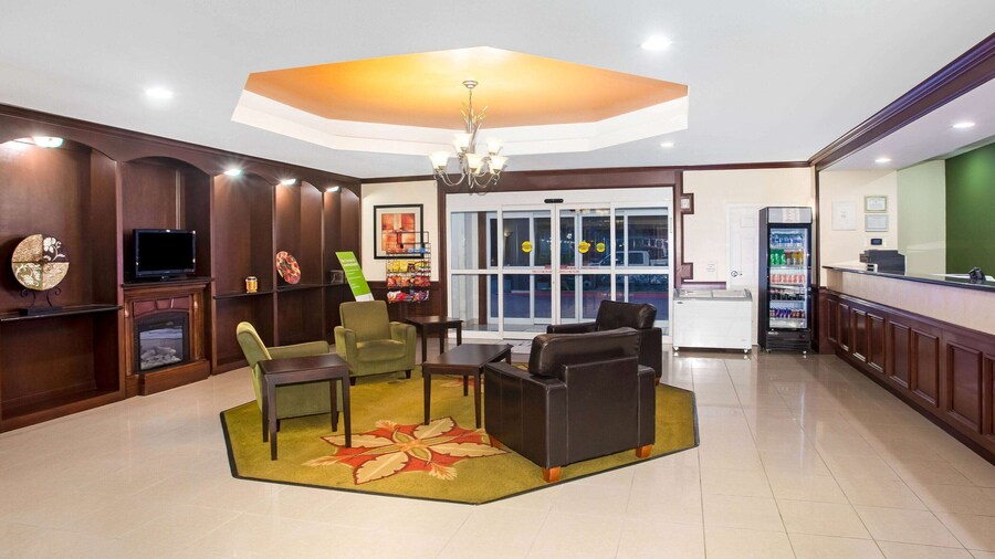 La Quinta Inn & Suites by Wyndham Columbus TX