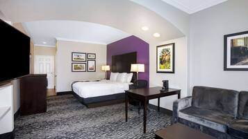 Bureau, rideaux occultants, fer et planche à repasser