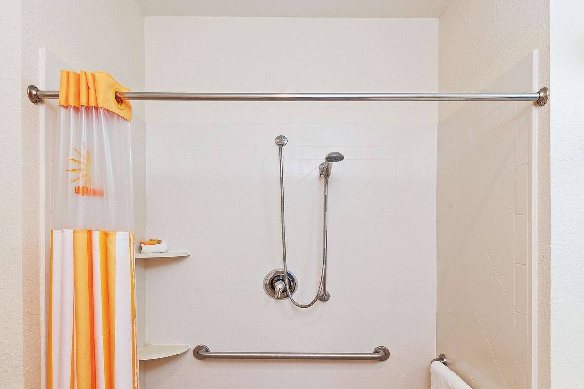 Rom, 1 kingsize-seng, tilgjengelighetstilpasset, ikke-røyk (Mobility,Hearing,Roll-In Shower) | Skrivebord, blendingsgardiner og strykejern/-brett