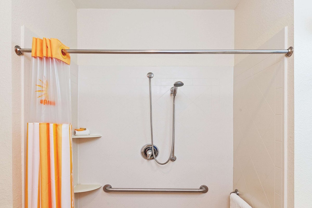 Kamer, 1 kingsize bed, toegankelijk voor mindervaliden, niet-roken (Mobility,Hearing,Roll-In Shower) | Een bureau, verduisterende gordijnen, een strijkplank/strijkijzer