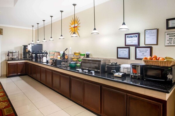 Free continental breakfast - La Quinta Inn & Suites by Wyndham Columbus TX (Columbus)