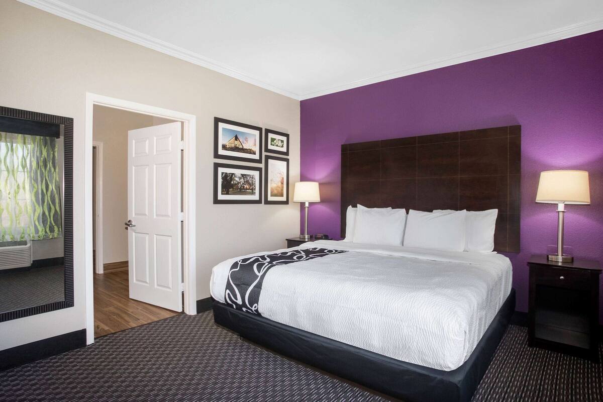 Suite, 1 kingsize-seng | Skrivebord, blendingsgardiner og strykejern/-brett