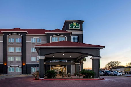 Exterior. La Quinta Inn & Suites by Wyndham Columbus TX