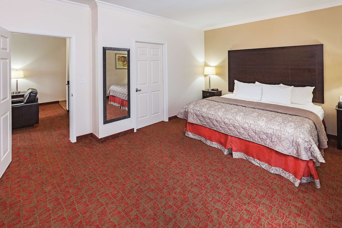 Deluxe suite, 1 kingsize bed, toegankelijk voor mindervaliden (Mobility,Hearing,Tub w/Grab Bars) | Een bureau, verduisterende gordijnen, een strijkplank/strijkijzer